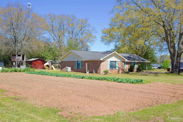 single story home featuring brick siding and a front lawn
