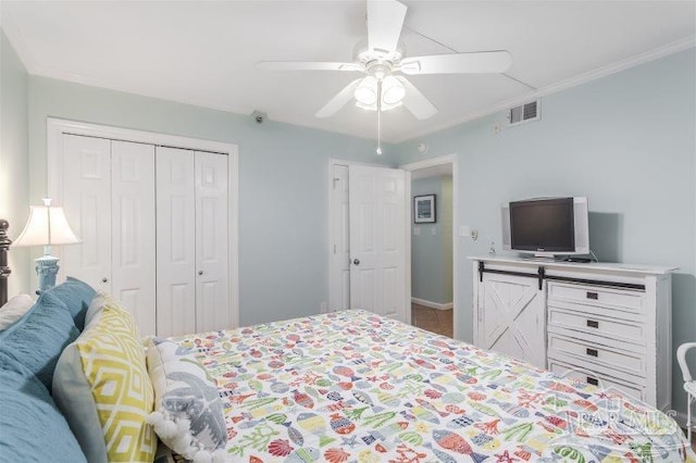 bedroom with ceiling fan, a closet, and ornamental molding