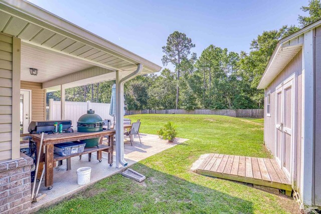 view of yard featuring a patio