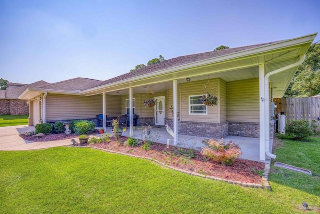 single story home with a front lawn