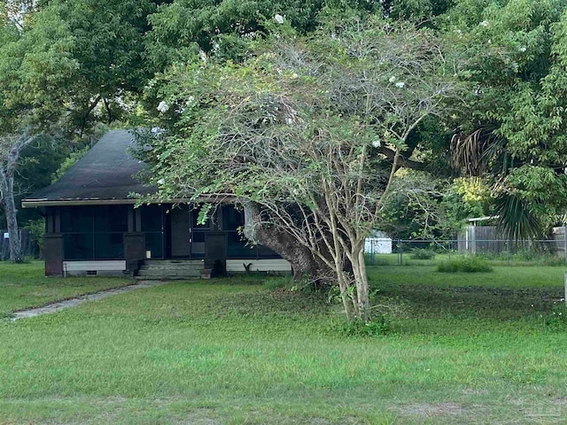 view of front of home with a front lawn