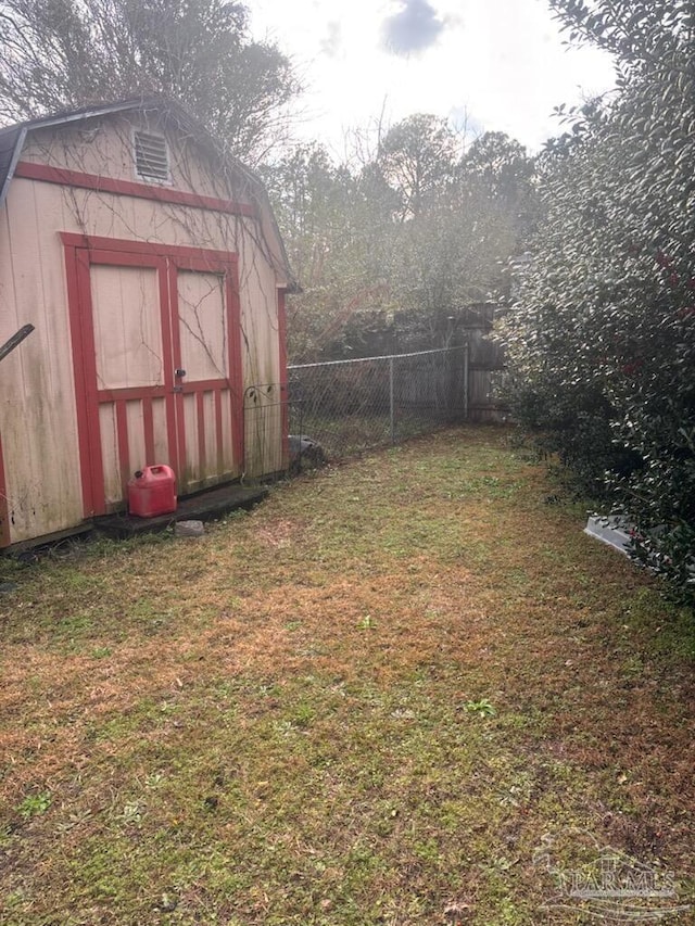 view of yard with a storage shed