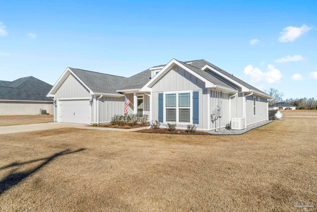 view of front facade featuring a garage and a front yard