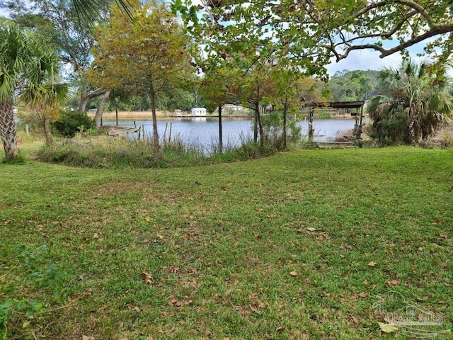 view of yard featuring a water view