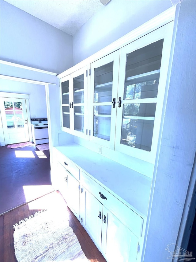 1011 N Reus St, Pensacola, FL 32501 - interior space featuring electric range, a textured ceiling, and dark wood-style flooring
