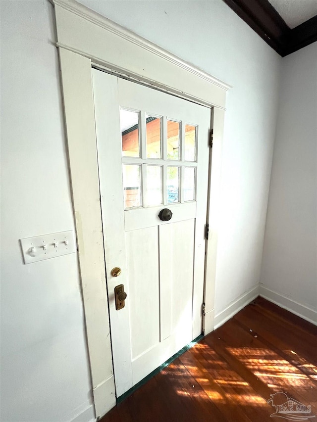 1011 N Reus St, Pensacola, FL 32501 - entryway featuring baseboards and dark wood finished floors
