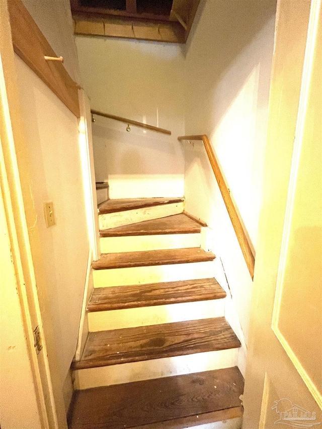 1011 N Reus St, Pensacola, FL 32501 - view of stairway