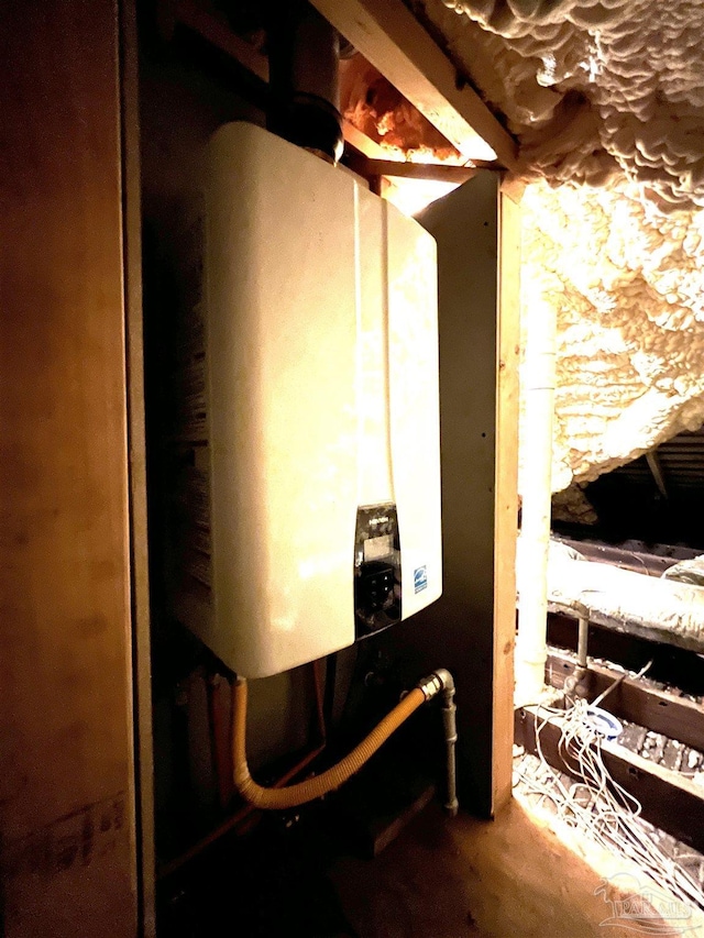 1011 N Reus St, Pensacola, FL 32501 - utilities featuring water heater