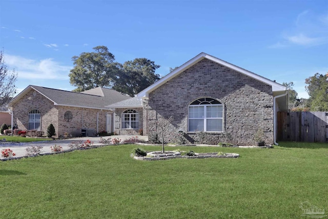 view of front facade featuring a front lawn