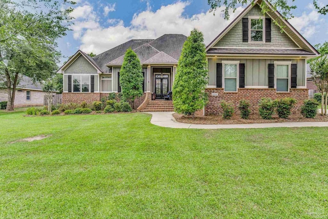 craftsman house featuring a front lawn