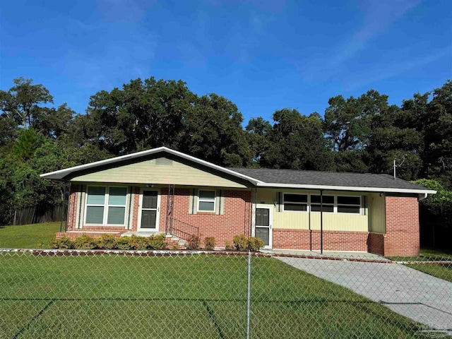 single story home featuring a front lawn