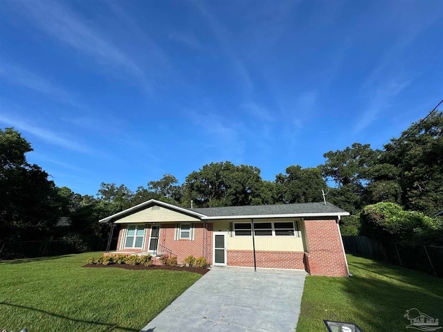 view of front of home featuring a front lawn