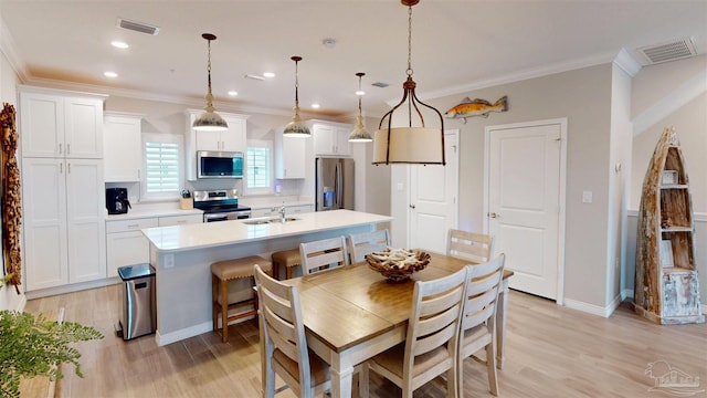 dining area with recessed lighting, visible vents, light wood-style flooring, and crown molding