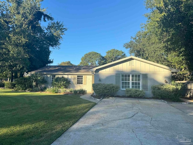 single story home featuring a front yard