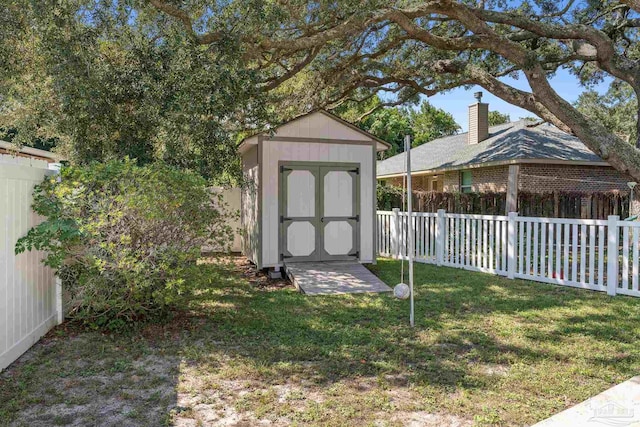 view of yard with a shed