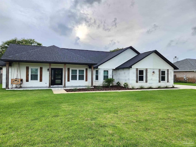 single story home with a front lawn