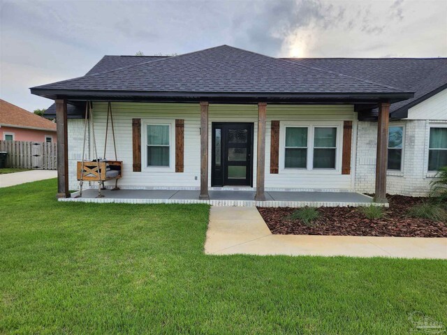 view of front of property featuring a porch and a front yard