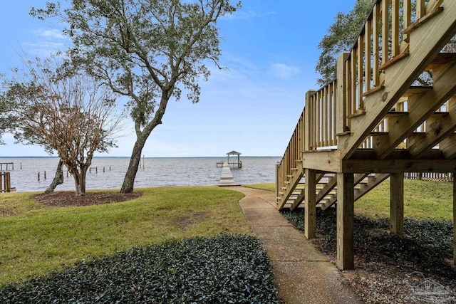 view of yard featuring a water view