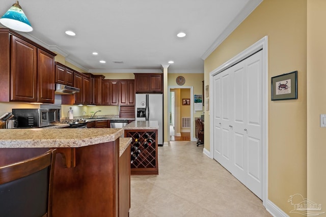 kitchen featuring appliances with stainless steel finishes, decorative light fixtures, kitchen peninsula, ornamental molding, and a breakfast bar area