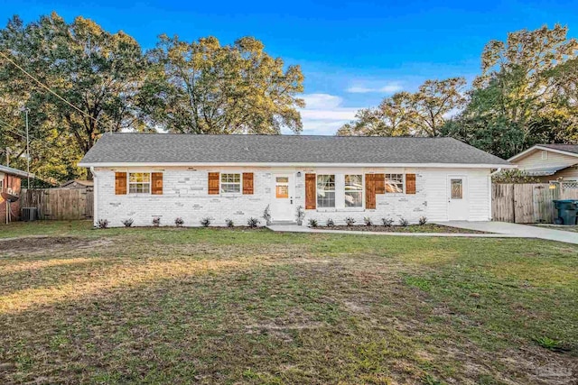 single story home featuring a front yard