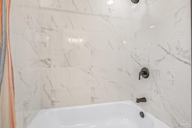 bathroom with tiled shower / bath combo