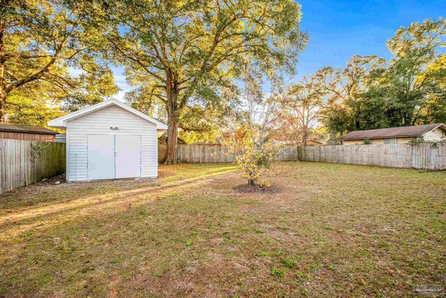 view of yard featuring a shed