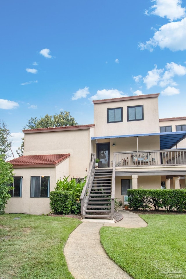 view of front of house with a front lawn