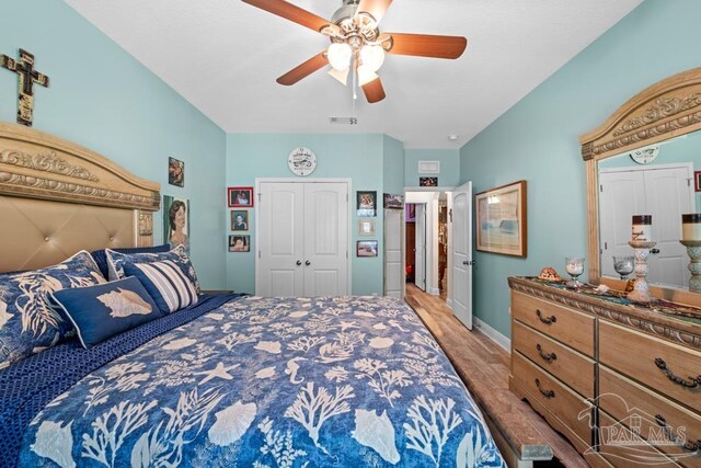 bedroom featuring a closet, light wood-type flooring, and ceiling fan