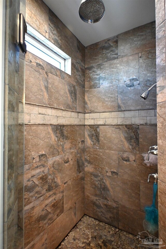 bathroom featuring tiled shower