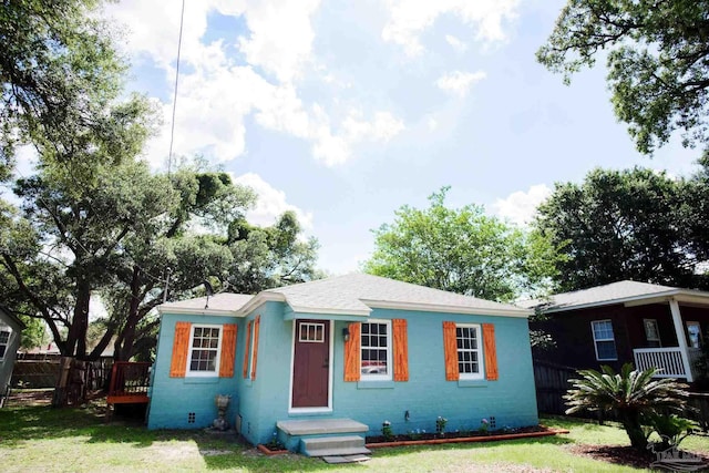 view of front of property featuring a front yard