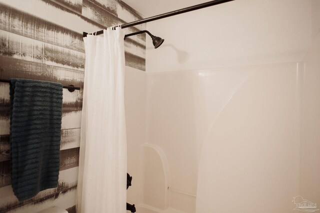 bathroom with shower / bathtub combination with curtain