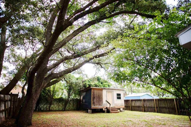 view of yard featuring an outbuilding