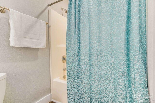 206 N G St, Pensacola, FL 32502 - full bathroom with shower / bathtub combination with curtain, toilet, and baseboards