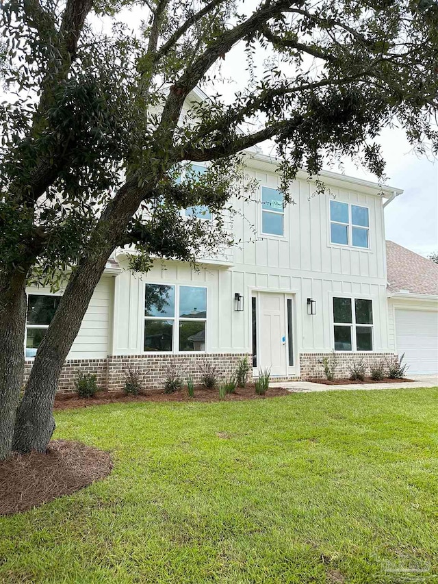 view of front of property featuring a front yard and a garage