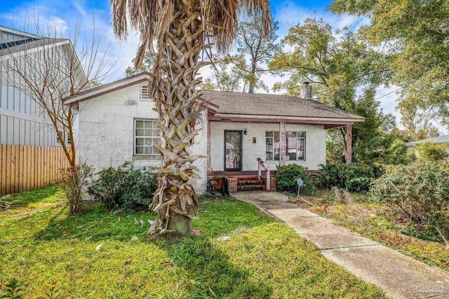 view of front of home with a front lawn