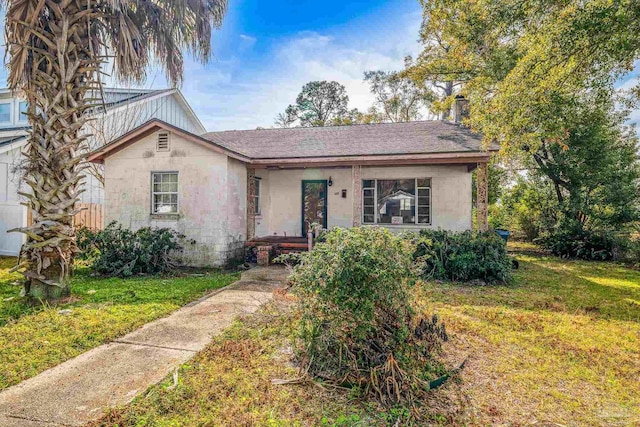 view of front of property featuring a front yard