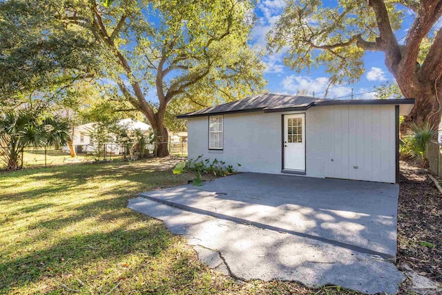 view of outdoor structure with a yard