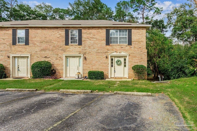 view of front of home featuring a front lawn