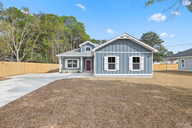 view of front of property with a front lawn