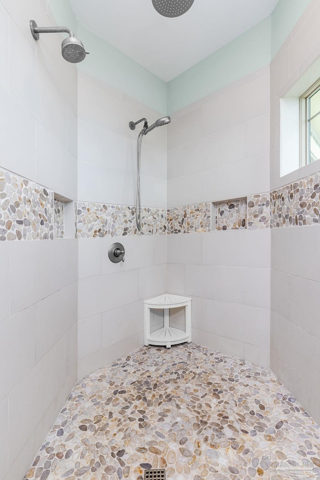 2 Bayou Blvd, Pensacola, FL 32503 - bathroom featuring tiled shower