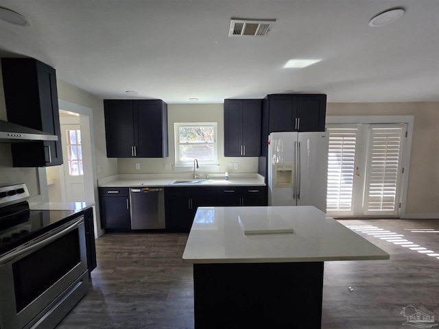 kitchen featuring appliances with stainless steel finishes, dark hardwood / wood-style floors, sink, and a kitchen island