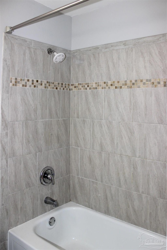 bathroom featuring tiled shower / bath combo