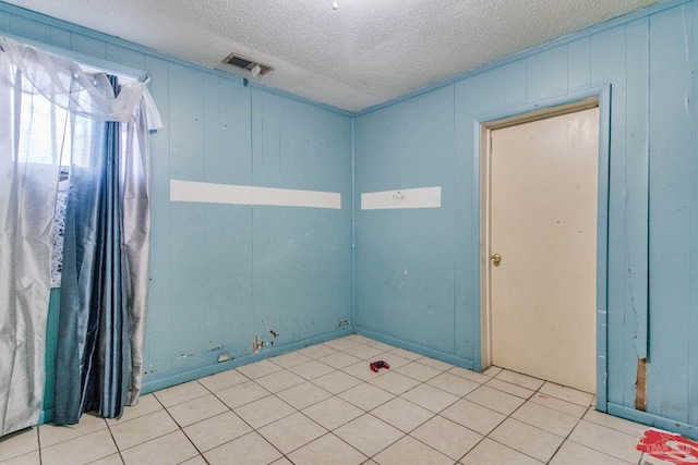 spare room with visible vents and a textured ceiling