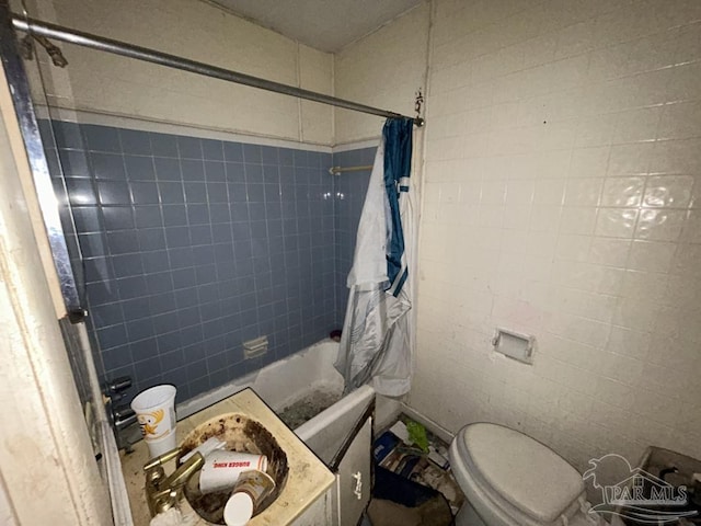 3010 N 6th Ave, Pensacola, FL 32503 - full bath with toilet and shower / bathtub combination with curtain