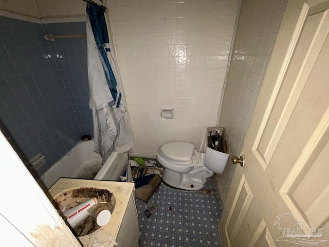 3010 N 6th Ave, Pensacola, FL 32503 - full bath featuring toilet and shower / bath combo with shower curtain