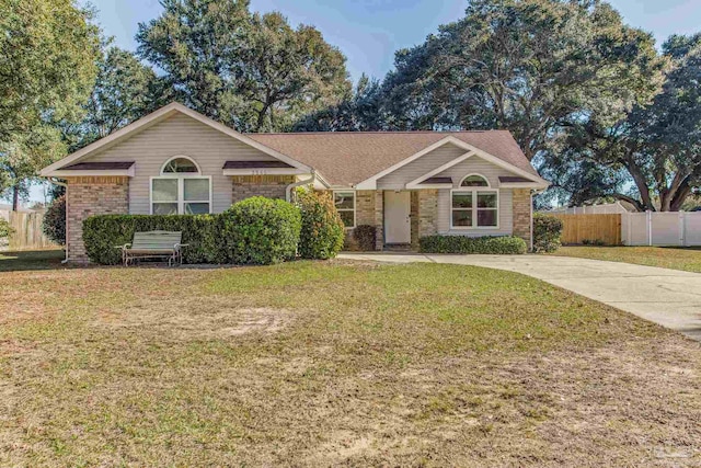 ranch-style house featuring a front yard