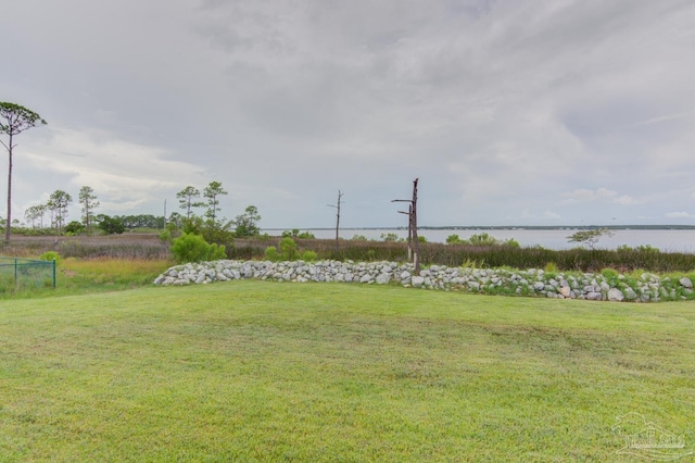 view of yard featuring a water view