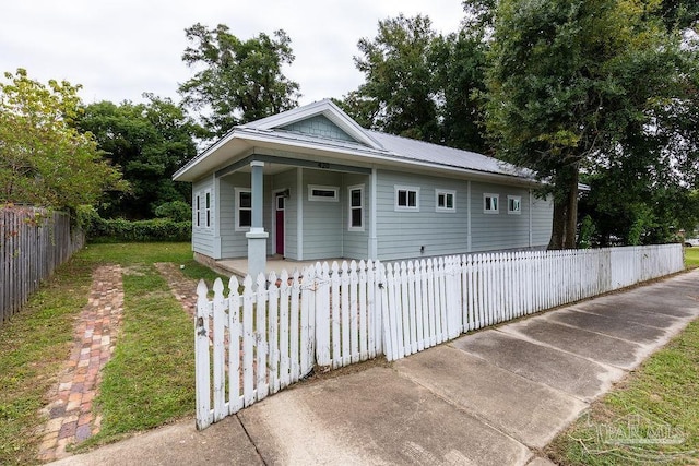 view of front of house featuring a front lawn