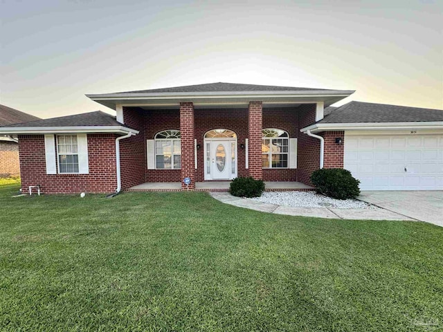 view of front facade featuring a yard and a garage