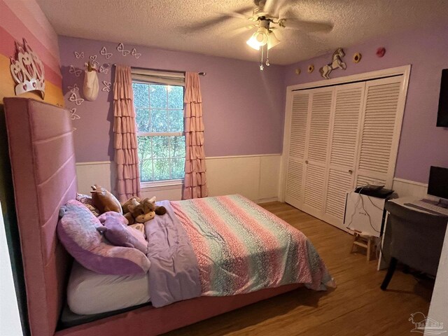 bedroom featuring a textured ceiling, ceiling fan, hardwood / wood-style floors, and a closet